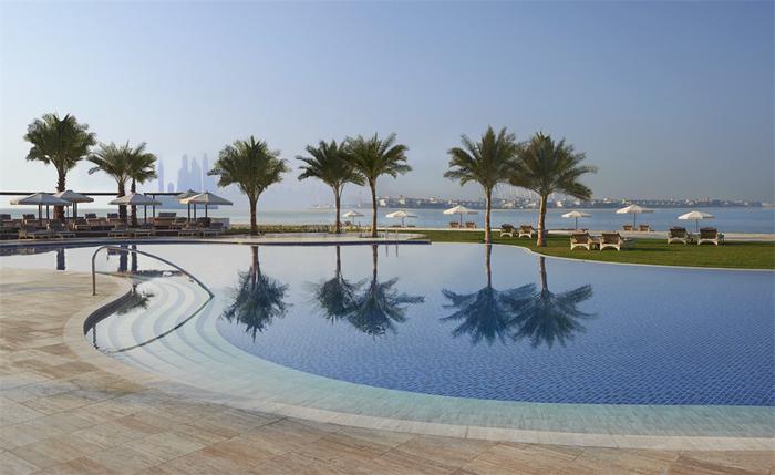 酒店眺望海洋和迪拜城市景色的泳池
