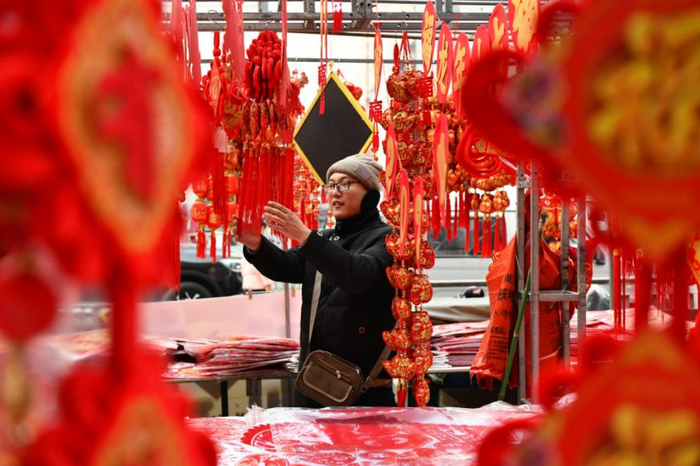 市民在石家庄市南三条年货市场购买年货。