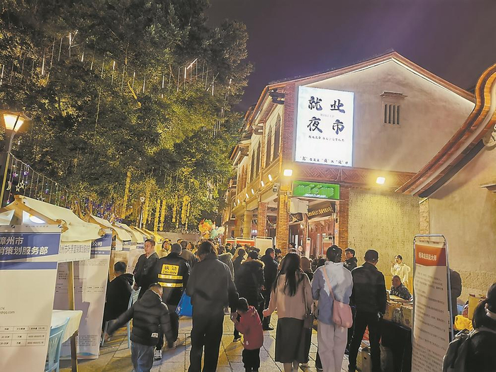 “就业夜市”零工专场招聘会现场