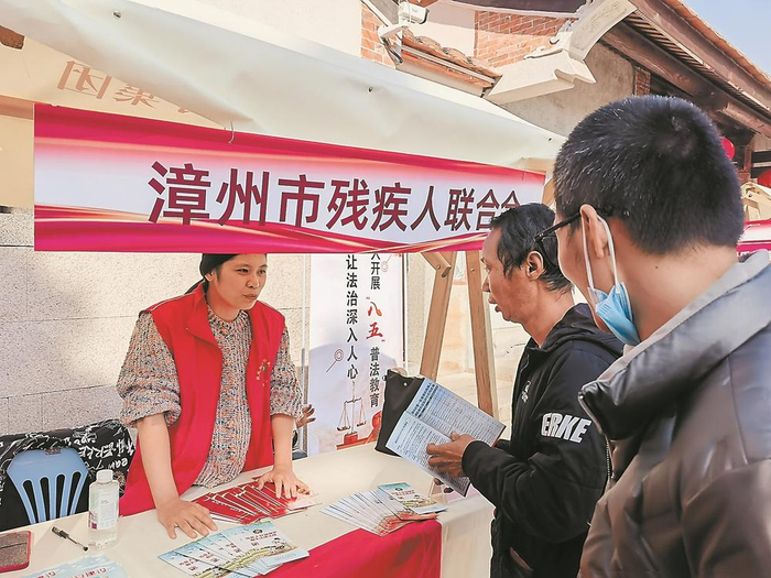 残疾人专场招聘会上，工作人员宣讲残疾人就业利好政策。