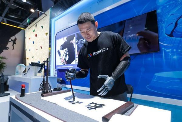 △2023年11月24日在第二届全球数字贸易博览会上拍摄的融合脑机接口技术与人工智能算法控制的新型仿生手。图/新华社