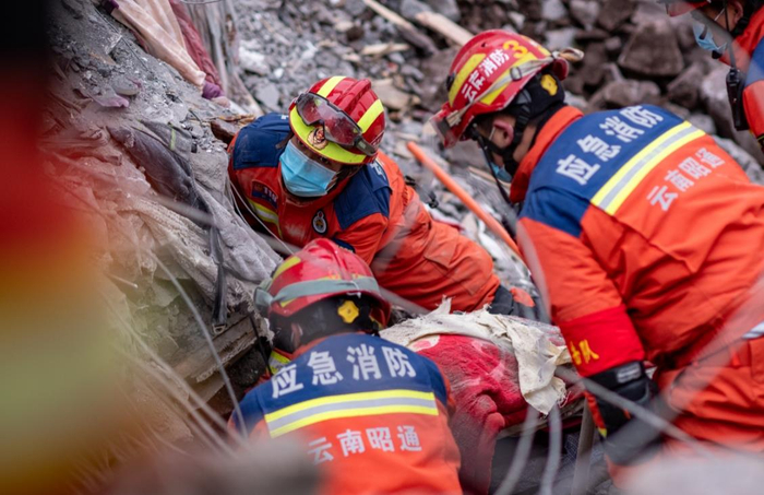 △2024年1月24日，云南省昭通市消防救援支队的救援人员正在进行救援。