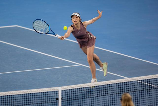 李娜参加了今年澳网元老赛，她用了6年时间集齐四大满贯赛终身会员卡。  图/新华社