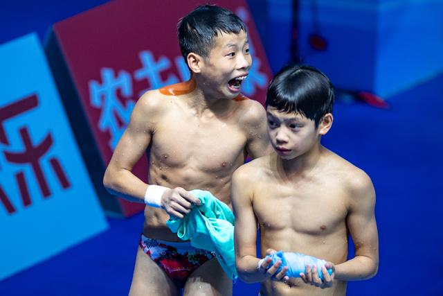本次世锦赛，未满14岁的黄建杰（左）是中国跳水队年龄最小的选手。  图/新华社