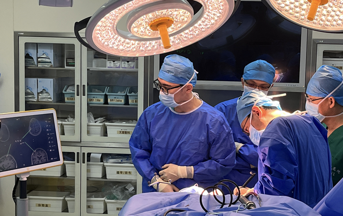 宣武医院赵国光院长团队进行首例植入手术（摄影 医学院刘定坤）