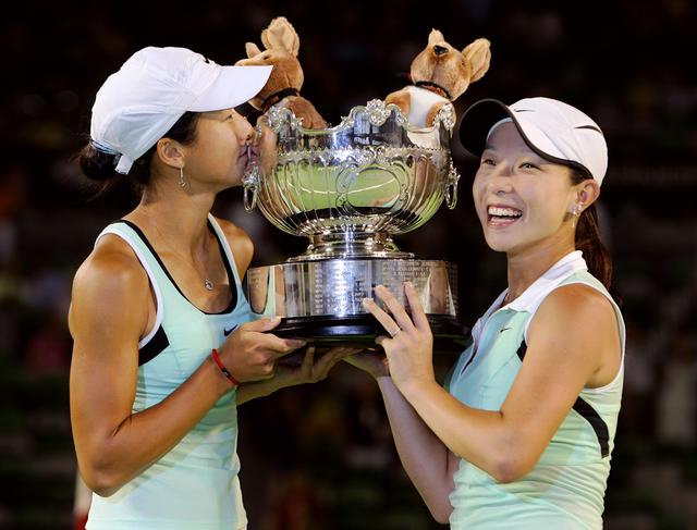 2006年澳网女双赛场，郑洁（右）/晏紫夺得中国网球首个大满贯冠军，两人拿到终身会员资格。  资料图/IC photo