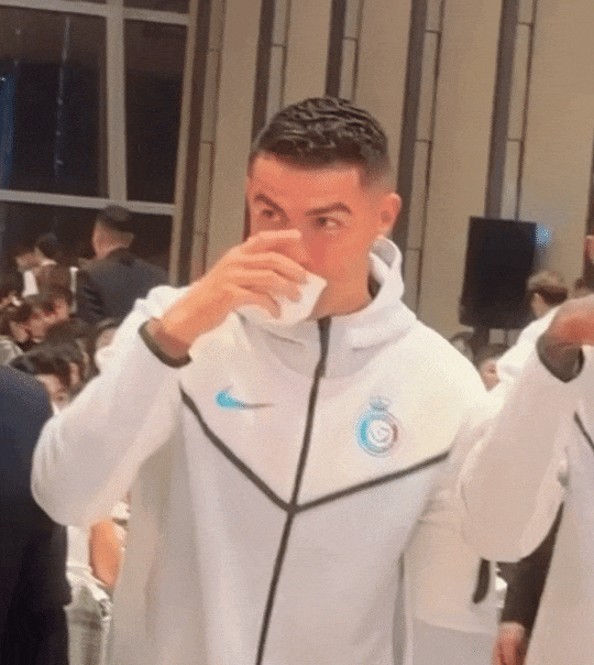 先是被迫在酒桌上推杯换盏，被人调侃“外星人来了也躲不了敬酒”；然后又爆出淘宝带货首秀的海报。