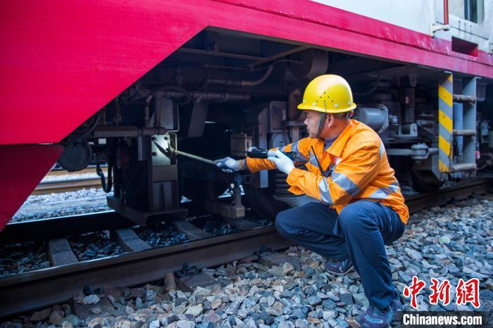 凌晨,合肥工务段轨道车司机朱丙华出车前正在检查车辆重点部位.