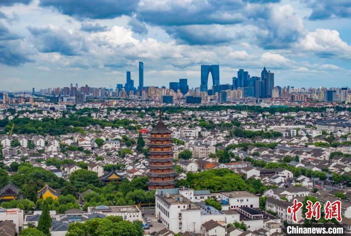 &nbsp;资料图：苏州古城近处的北寺塔与远处的现代楼宇相呼应。 泱波 摄