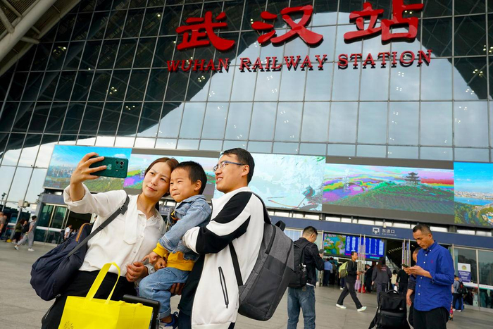 武汉站东出发平台，旅客在返程前留影纪念。