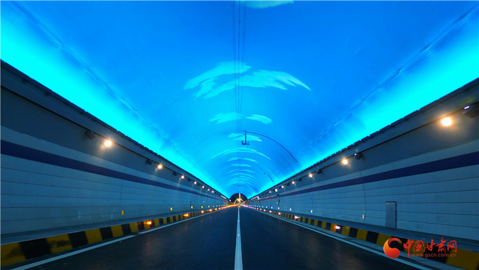 木寨岭隧道灯光(韦性涵 摄)