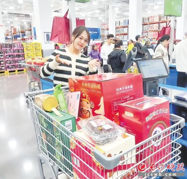 山姆会员商店里，不少年轻人前来采购新潮年货。长沙晚报全媒体记者 刘攀 摄