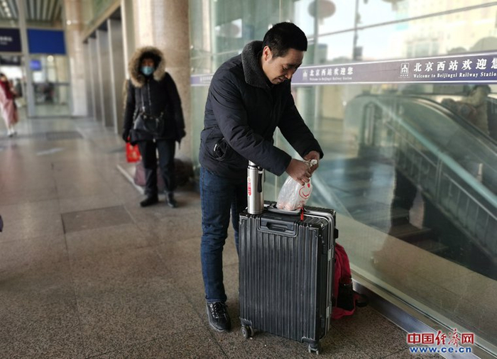 　　随着电商和物流业的迅速发展，外出务工返乡人员的随身行李越来越少，越来越轻。（中国经济网 记者杨秀峰摄）