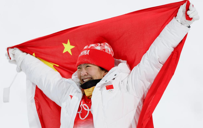 2022年2月14日，中国队选手徐梦桃庆祝夺得自由式滑雪女子空中技巧冠军。新华社记者 费茂华 摄