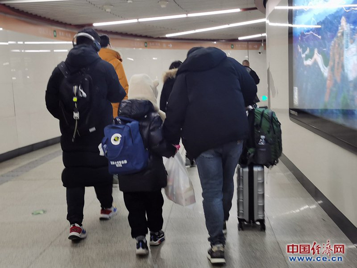 　　随着电商和物流业的迅速发展，外出务工返乡人员的随身行李越来越少，越来越轻。（中国经济网 记者杨秀峰摄）