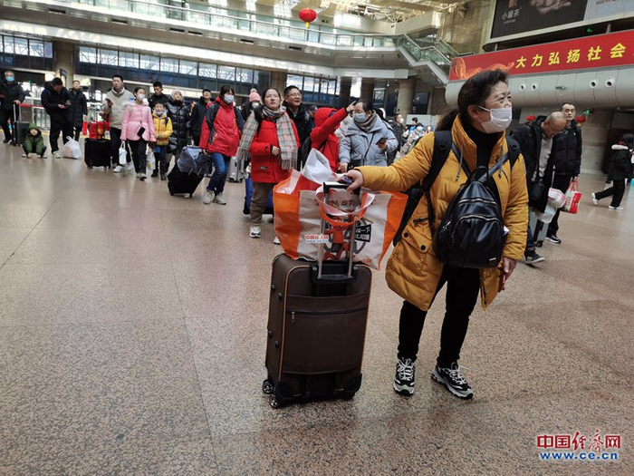 　随着电商和物流业的迅速发展，外出务工返乡人员的随身行李越来越少，越来越轻。（中国经济网 记者杨秀峰摄）