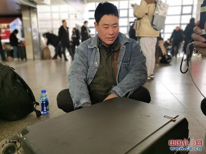 　　随着电商和物流业的迅速发展，外出务工返乡人员的随身行李越来越少，越来越轻。（中国经济网 记者杨秀峰摄）