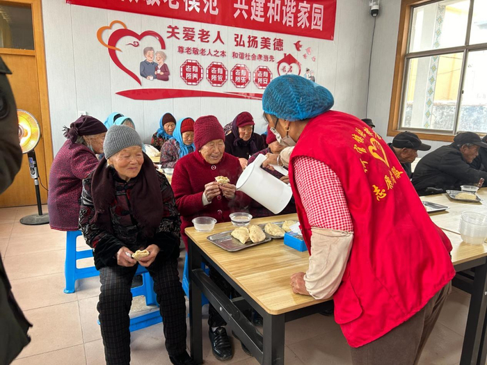 △2023年12月，老人们在山东潍坊青州市何官镇张楼店村助老食堂就餐。