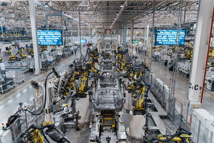 赛力斯汽车智慧工厂焊装车间正在生产AITO问界新M7。 高彰摄