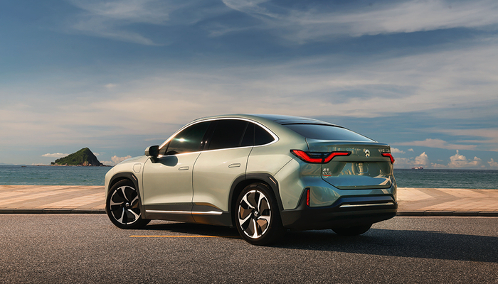 蔚来 EC6，采用溜背设计