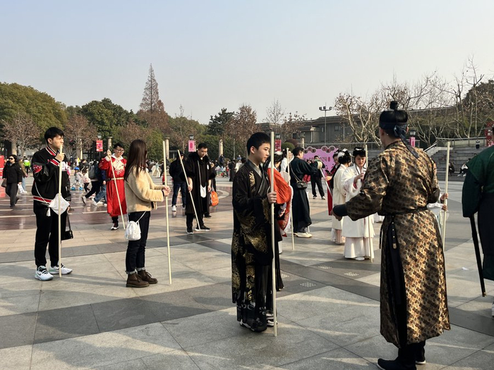 玩家在广场练兵。 吴越摄