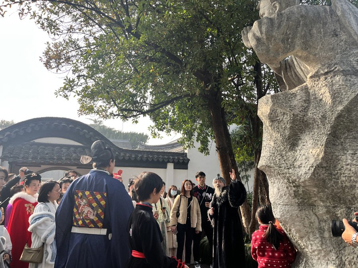 玩家在石童子像前。 吴越 摄