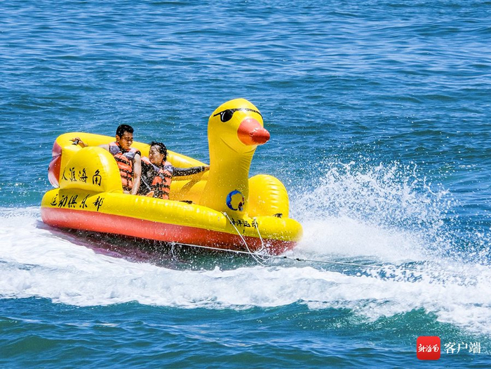 游客在天涯海角游览区体验水上项目.三亚旅文集团供图