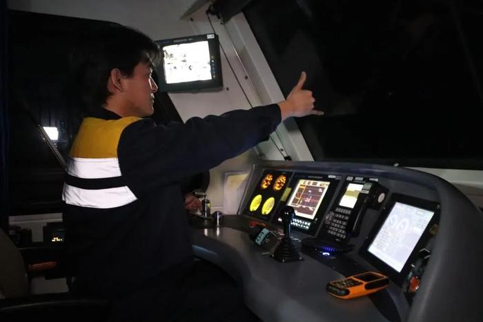 拉萨南接触网维修队的作业车司机正在操作接触网轨道作业车。新华社发（拉巴次仁 摄）