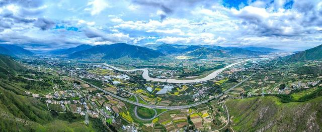 凉山境内富饶美丽的安宁河谷平原 胡小平摄