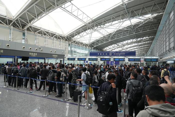 1月17日，广州白云机场口岸T1航站楼入境大厅人头攒动。（白云边检站供图）