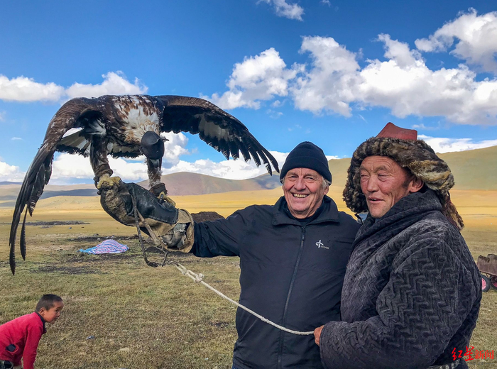 ▲被认为第一个访问过世界上所有国家和地区的罗里·维尔塔宁（左）