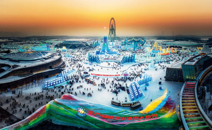 游客在哈尔滨冰雪大世界园区。图/视觉中国