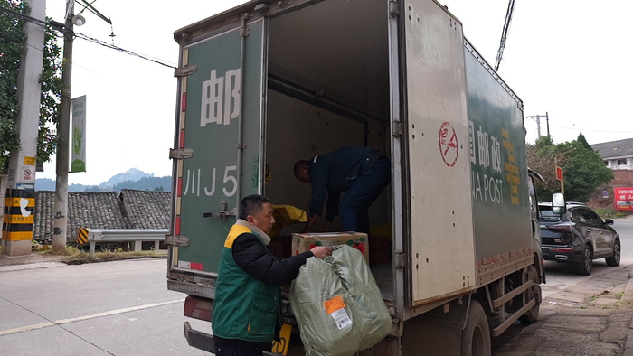 不断完善的快递物流网，让更多消费品快速抵达乡村老百姓手中，更多农产品也源源不断外销。