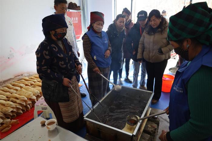 图为学员们正在制作卡塞.记者 陈文乐 摄