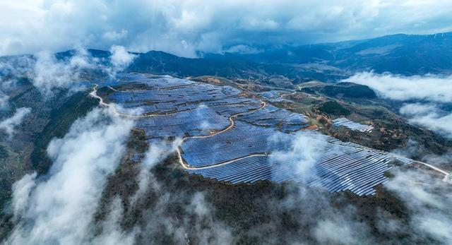 凉山是全国可开发利用光能最好的地区之一，图为普格县光伏发电项目 胡小平摄