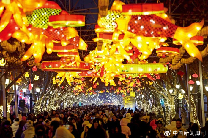 1月25日，哈尔滨中央大街游人如织。摄影/本刊记者 富田