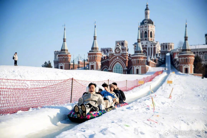 1月7日，游客在伏尔加庄园游玩。图/新华