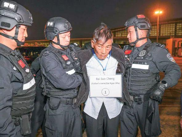 1月30日，缅甸内比都国际机场，缅甸警方依法向我公安机关移交缅北重大犯罪嫌疑人白所成。图源：新华社