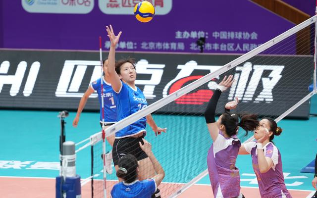 单琳倩（蓝衣）在比赛中扣球，本赛季她成为北汽女排主力副攻。 新京报记者 王飞 摄