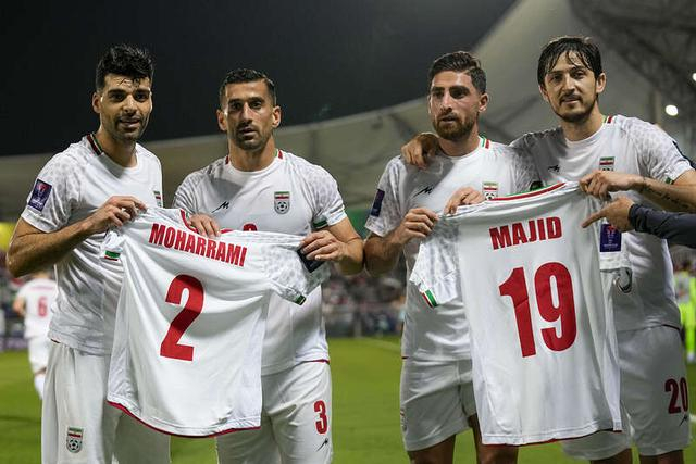 本届亚洲杯最后1场1/8决赛，伊朗队点球大战淘汰叙利亚队。图为伊朗球员手举队友球衣庆祝晋级。视觉中国供图