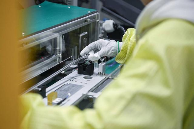 重庆睿博光电股份有限公司工人在生产车间作业。王加喜/摄