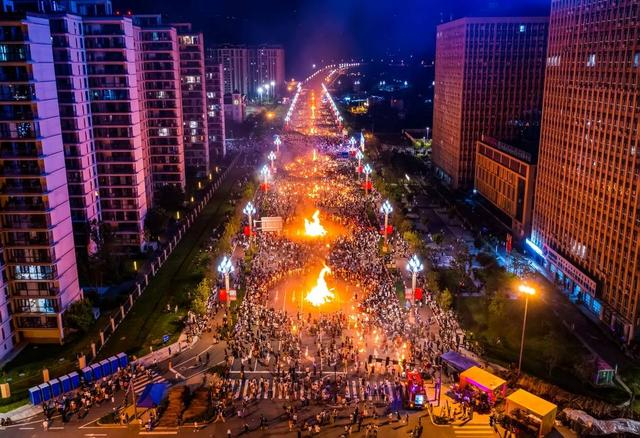 2023年第八届凉山彝族火把节盛况 杨黎明摄