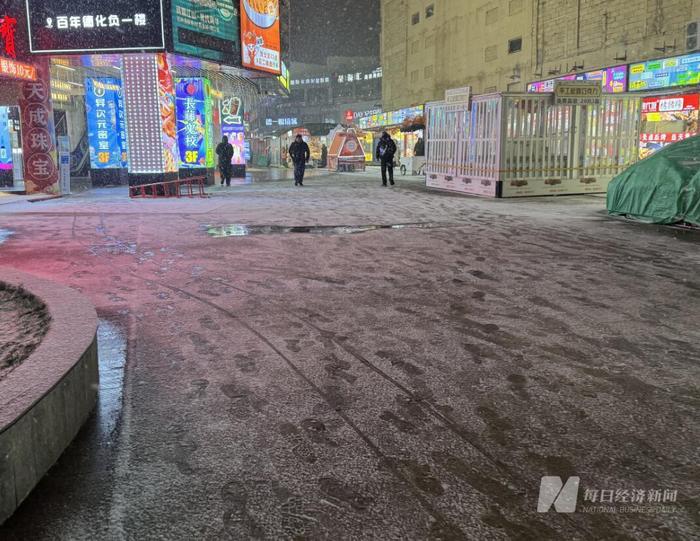 商业街上的积雪 图片来源：每经记者 王佳飞 摄