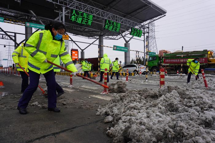 ▲2月1日 ，路表温度低于0℃，7省份部分地区将出现冻雨，郑州市民在雪中推车前行 据视觉中国