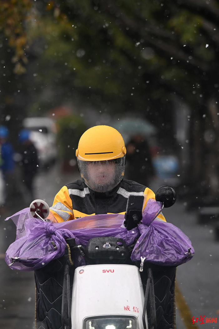 ▲外卖员在雪中骑行