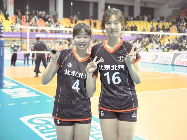 18岁的单琳倩（右）和19岁的赵雅伦（左）一同升入一队，是年轻队员中的佼佼者。  受访者供图