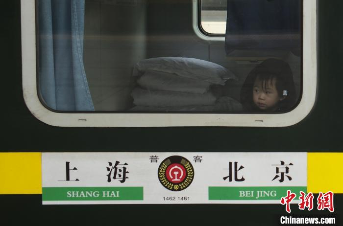 孩子乘坐1461次列车前往自己的目的地。中新网记者 殷立勤 摄