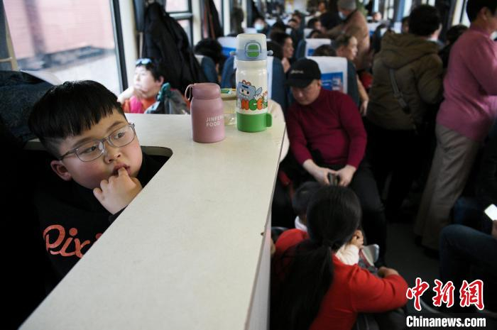 孩子乘坐1462次列车前往自己的目的地。中新网记者 殷立勤 摄