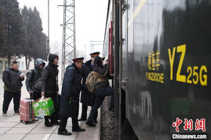 列车员帮助旅客有序上车。中新网记者 殷立勤 摄