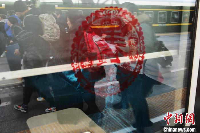 旅客在铁路北京站等待验票上车。中新网记者 殷立勤 摄